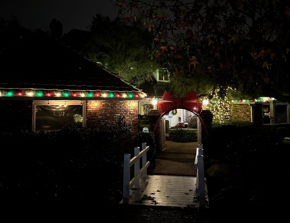 Red, green and white roofline with a bow arch